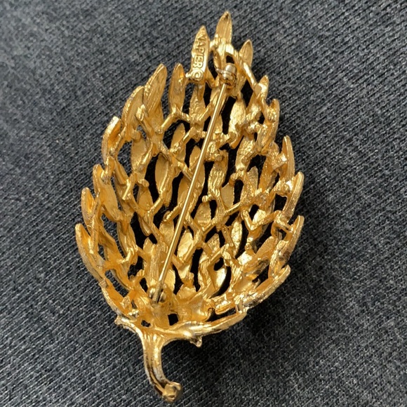 Vintage Napier Raised  Layered Metal Gold Tone Textured Leaf Brooch Pin - Picture 6 of 7
